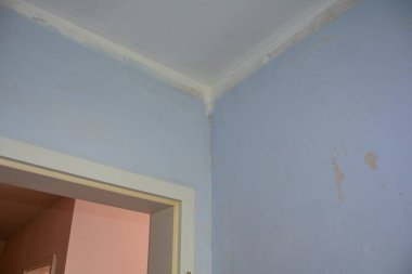 Duvar kâğıdından önce bir odanın duvarında, kapının üstünde.