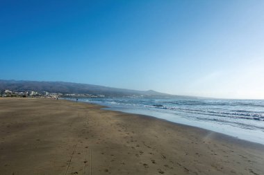 Maspaloma 'nın kumlu plajı. Playa del Ingls kasabası manzaralı. Kanarya Adası, Gran Kanarya, İspanya, Avrupa.