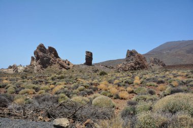 İspanya 'nın Tenerife Kanarya Adası' ndaki Teide Ulusal Parkı 'nda volkanik kayadan oluşan tuhaf şekilli Roque Cinchado kayası.