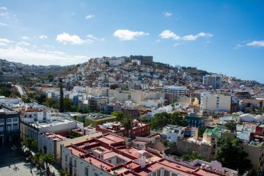 İspanya 'nın başkenti Las Palmas Gran Kanarya' nın mavi gökyüzü panoramik üst görünümü