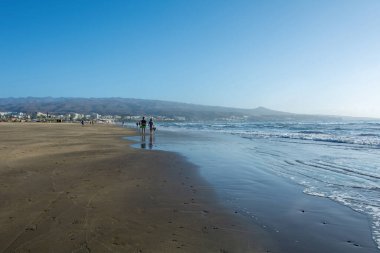 Maspaloma 'nın kumlu plajı. Playa del Ingls kasabası manzaralı. Kanarya Adası, Gran Kanarya, İspanya, Avrupa.