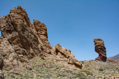 İspanya 'nın Tenerife Kanarya Adası' ndaki Teide Ulusal Parkı 'nda volkanik kayadan oluşan tuhaf şekilli Roque Cinchado kayası.