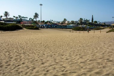 Maspalomalar, Gran Canaria, İspanya 26 Ağustos 2023 - Kumsaldan mavi gökyüzü ile alışveriş merkezi