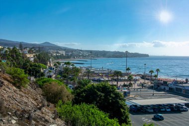 Maspalomalar, Gran Canaria, İspanya 30 Ağustos 2023 - büyük otopark, kumlu plaj ve deniz