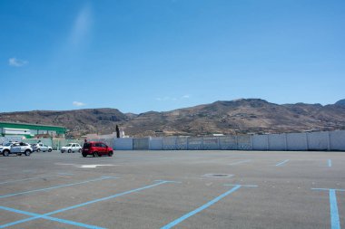 Gardar kasabasında, İspanya 'da, Kanarya Kanaryası' nın Kanarya Adası 'nda, dağ manzaralı birkaç arabalı büyük bir otopark.