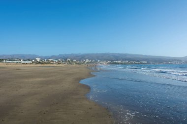 Maspaloma 'nın kumlu plajı. Playa del Ingls kasabası manzaralı. Kanarya Adası, Gran Kanarya, İspanya, Avrupa.