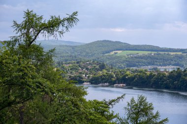 Gökyüzü ve bulutlu Eder Gölü manzarası, Hesse, Almanya