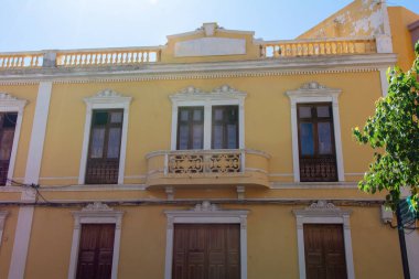 İspanyol kasabası Galdar 'da Gran Canaria' da balkonlu eski sarı bir ev.
