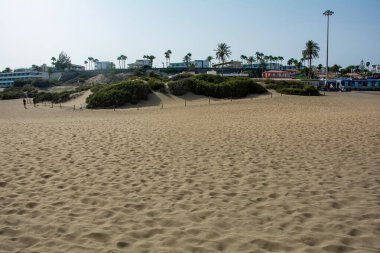 Maspalomalar, Gran Canaria, İspanya 26 Ağustos 2023 - Kumsaldan mavi gökyüzü ile alışveriş merkezi