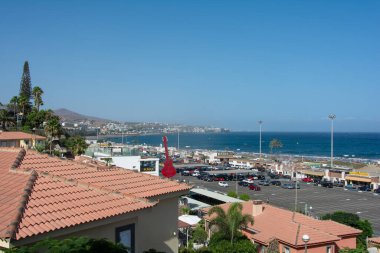 Maspalomalar, Gran Canaria, İspanya 27 Ağustos 2023 - büyük otopark, kumlu plaj ve deniz