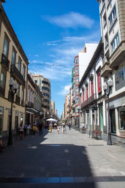 Las Palmas, Gran Canaria, İspanya 31 Ağustos 2023 - Vegueta bölgesindeki tarihi eski kasabada alışveriş caddesi