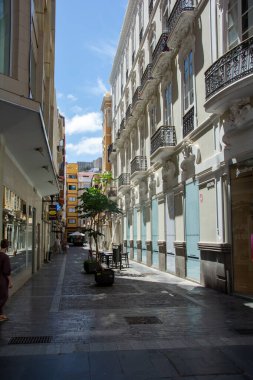 Las Palmas, Gran Canaria, İspanya 31 Ağustos 2023 - Vegueta bölgesindeki tarihi eski kasabada alışveriş caddesi