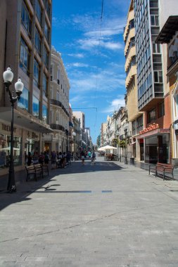 Las Palmas, Gran Canaria, İspanya 31 Ağustos 2023 - Vegueta bölgesindeki tarihi eski kasabada alışveriş caddesi