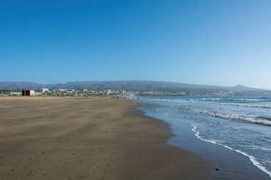 Maspaloma 'nın kumlu plajı. Playa del Ingls kasabası manzaralı. Kanarya Adası, Gran Kanarya, İspanya, Avrupa.