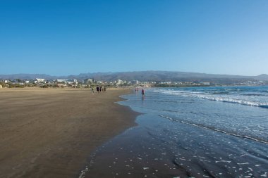Maspaloma 'nın kumlu plajı. Playa del Ingls kasabası manzaralı. Kanarya Adası, Gran Kanarya, İspanya, Avrupa.