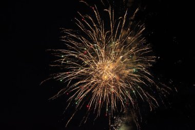 Kara gece gökyüzünde renkli bir havai fişek