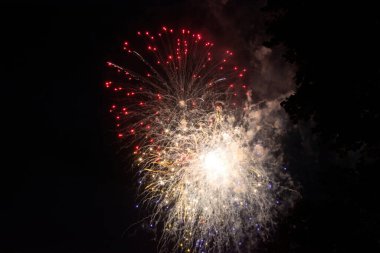 Kara gece gökyüzünde renkli bir havai fişek