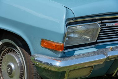 Waldaschaff, Almanya 20 Temmuz 2024 - Klasik bir araba toplantısında eski bir Opel Özel Araba cenaze arabasının ön farları