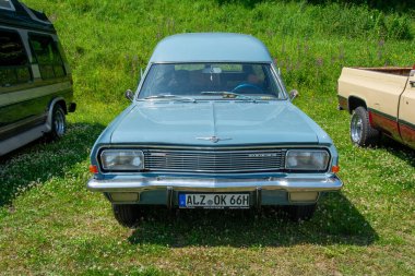 Waldaschaff, Almanya 20 Temmuz 2024 - Eski Opel Özel Cenaze Aracı ön tarafta klasik bir araba toplantısında