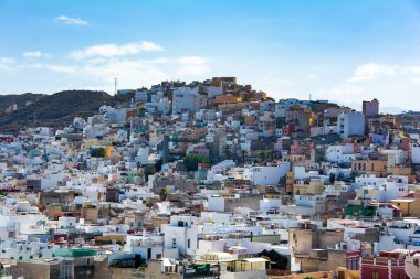 İspanya 'nın başkenti Las Palmas Gran Kanarya' nın mavi gökyüzü panoramik üst görünümü