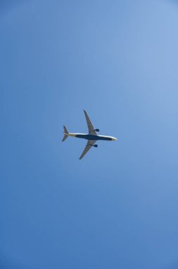 Aşağıdan bir uçak, gökyüzü çok geniş.