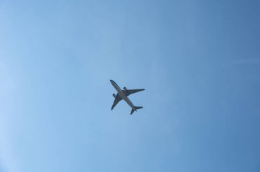 Aşağıdan bir uçak, gökyüzü çok geniş.