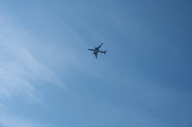 Aşağıdan bir uçak, gökyüzü çok geniş.