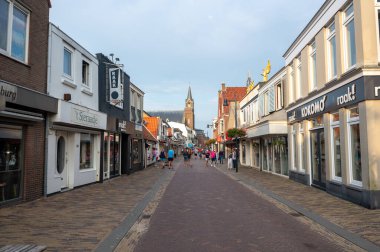 Egmond aan Zee, Hollanda, 2 Eylül 2024 - Şehir merkezinde alışveriş caddesi