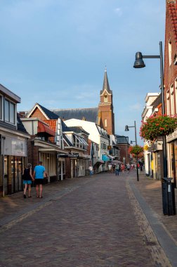Egmond aan Zee, Hollanda, 2 Eylül 2024 - Şehir merkezinde alışveriş caddesi