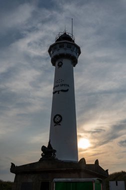 Yaklaşma. 28 metre yüksekliğindeki deniz feneri J.C.J. Van Speijk Egmond aan Zee, Kuzey Hollanda, Hollanda gün batımında