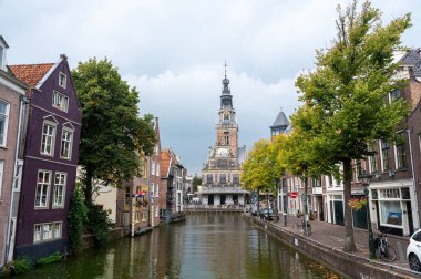 Alkmaar, Hollanda, - şehir manzarası ve tartı evi, su kanalı ön planda.