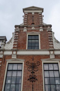 Hollanda 'nın eski Alkmaar kasabasında gökyüzü renkli ev cepheleri