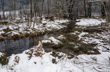 Karlı küçük bir nehirde kış manzarası