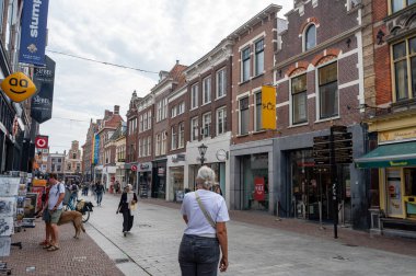 Alkmaar, Hollanda, 3 Eylül 2024 - Peynir kasabası Alkmaar 'ın merkezinde küçük dükkanları olan Cozy Caddesi