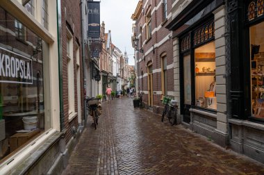 Alkmaar, Hollanda, 3 Eylül 2024 - Peynir kasabası Alkmaar 'ın merkezinde küçük dükkanları olan Cozy Caddesi