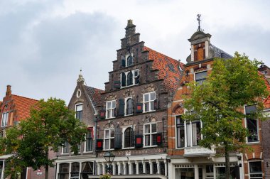 Hollanda 'nın eski Alkmaar kasabasında gökyüzü renkli ev cepheleri