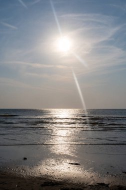 Kumlu bir sahilde dalgalar, güneşli deniz kenarında