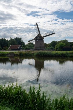 Hollanda 'da suyun üzerindeki yel değirmeni De Sluismolen