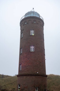 Kap Arkona 'daki yön bulma kulesi, Almanya' nın Mecklenburg-Vorpommern eyaletindeki Ruegen adasında Baltık kıyısındaki eski bir yön bulma radyo istasyonu (1935-1945 Kriegsmarine). Bulutlu ve sisli kış havasında.