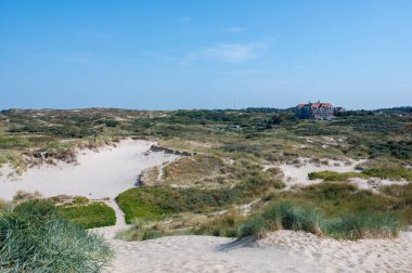 Hollanda 'daki Egmond aan Zee kasabasının manzaralı kumsal doğa rezervi