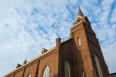 Hollanda 'da Egmond' daki Aziz Agnes Kilisesi gökyüzü ve bulutlarla kaplı.