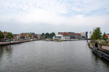 Alkmaar, Hollanda, 3 Eylül 2024 - Önplanda su kanalı olan şehir manzarası