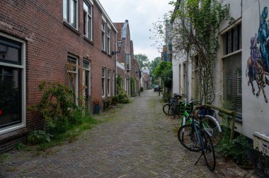 Alkmaar, Hollanda, 3 Eylül 2024 Peynir kasabası Alkmaar 'ın merkezindeki küçük şirin cadde.