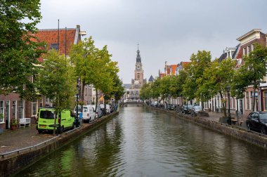 Alkmaar, Hollanda, 3 Eylül 2024 - Kenarlarında su kanalı ve arabaları olan şehir manzarası