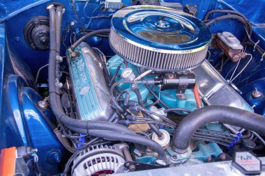 Waldaschaff, Almanya 20 Temmuz 2024 - Eski mavi bir Dodge Coronet 500, 383 dört namlulu, klasik bir araba toplantısında motor