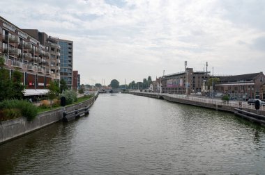 Alkmaar, Hollanda, 3 Eylül 2024 - Önplanda su kanalı olan şehir manzarası