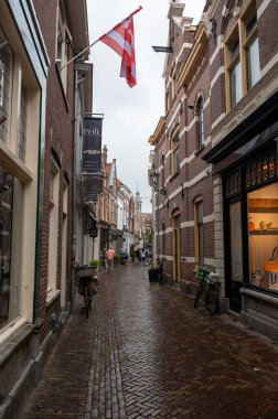 Alkmaar, Hollanda, 3 Eylül 2024 - Peynir kasabası Alkmaar 'ın merkezinde küçük dükkanları olan Cozy Caddesi