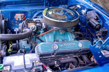 Waldaschaff, Almanya 20 Temmuz 2024 - Eski mavi bir Dodge Coronet 500, 383 dört namlulu, klasik bir araba toplantısında motor