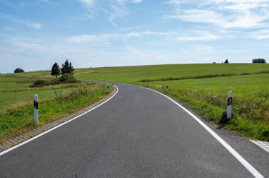 Yüksek Rhoen, Almanya 'da yeşil bir arazide boş bir yol.