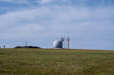 Radar kubbesi ve antenler, Almanya 'nın yüksek Rhoen Dağları' ndaki Wasserkuppe zirvesinde mavi gökyüzü ile güzel bir yaz günü